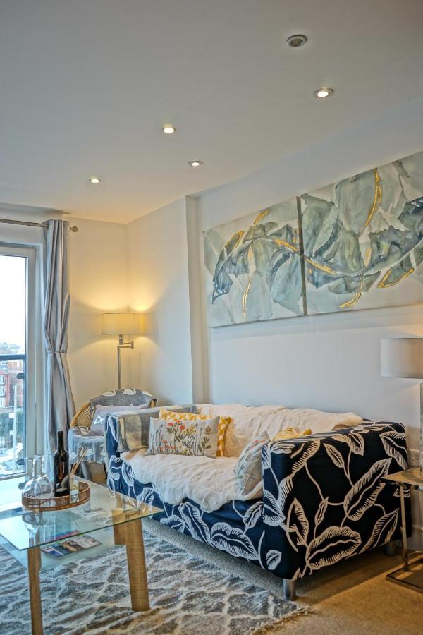 Soak Up The Light At A Soothing, Stylish Apartment In Swansea Marina Exterior photo