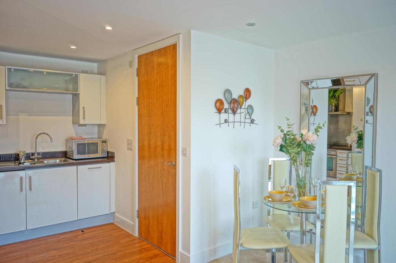 Soak Up The Light At A Soothing, Stylish Apartment In Swansea Marina Exterior photo