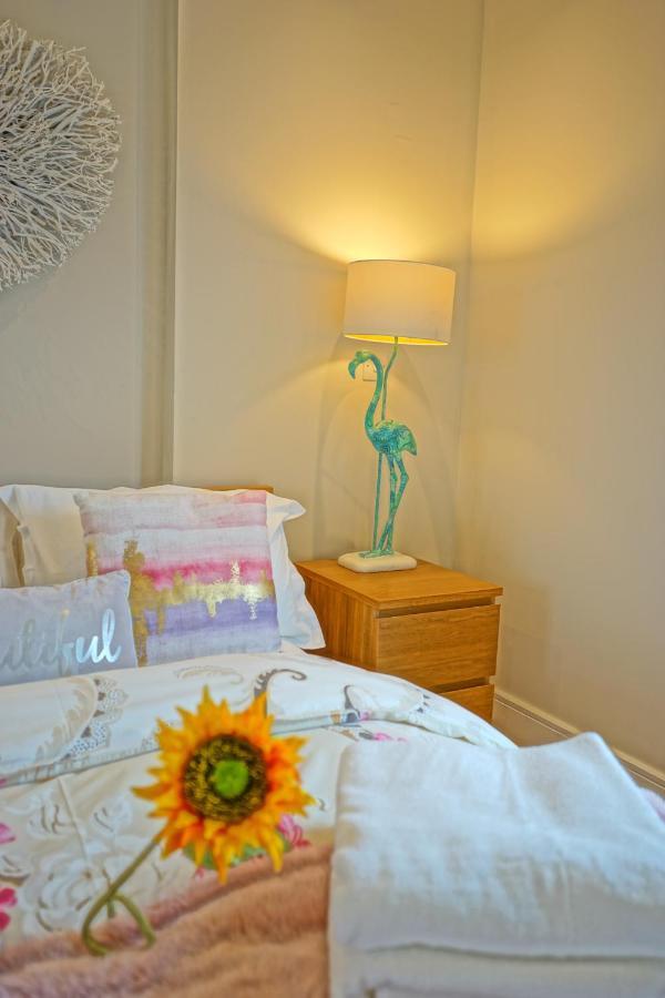 Soak Up The Light At A Soothing, Stylish Apartment In Swansea Marina Exterior photo