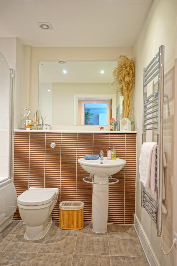 Soak Up The Light At A Soothing, Stylish Apartment In Swansea Marina Exterior photo
