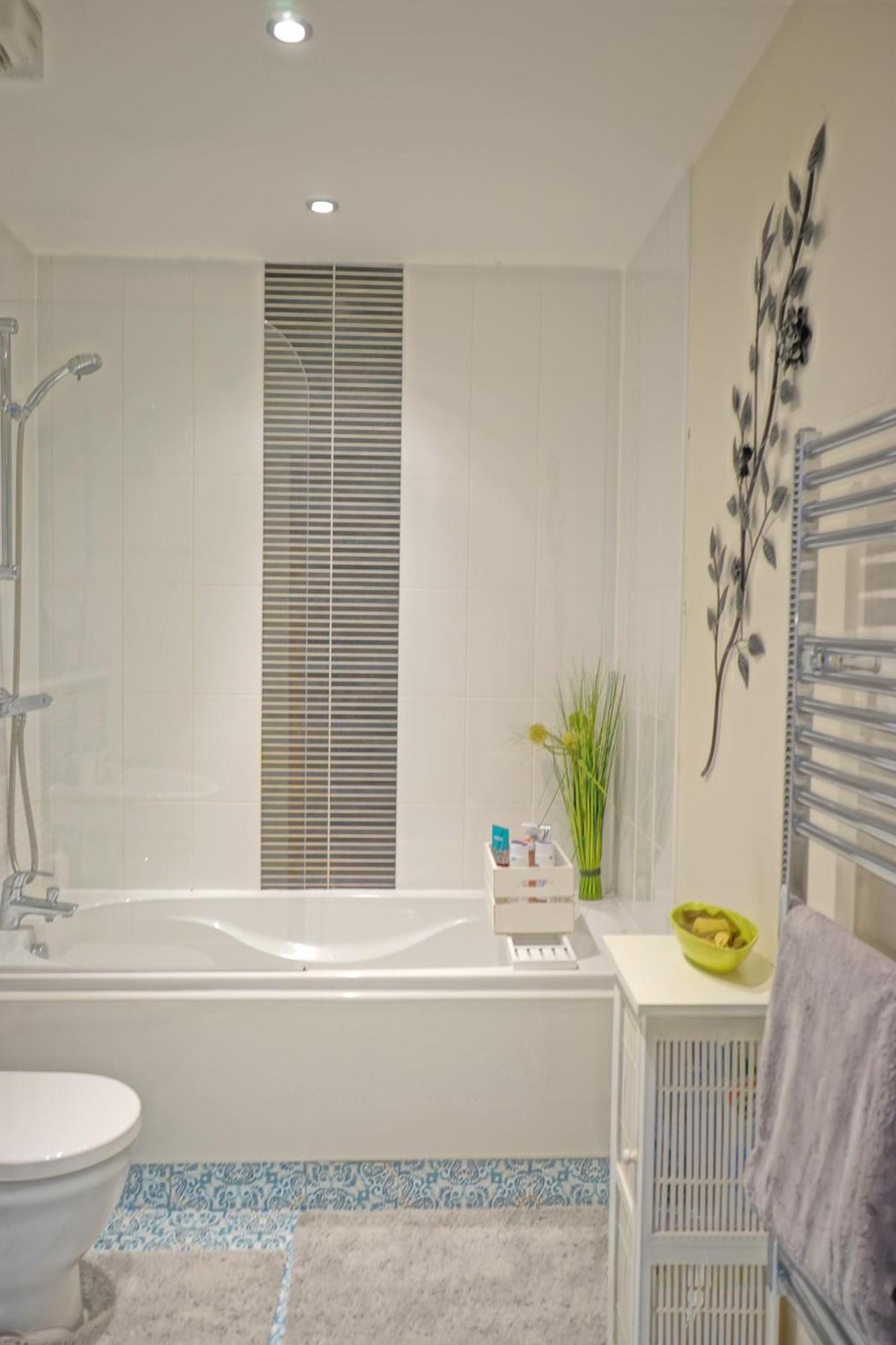 Soak Up The Light At A Soothing, Stylish Apartment In Swansea Marina Room photo