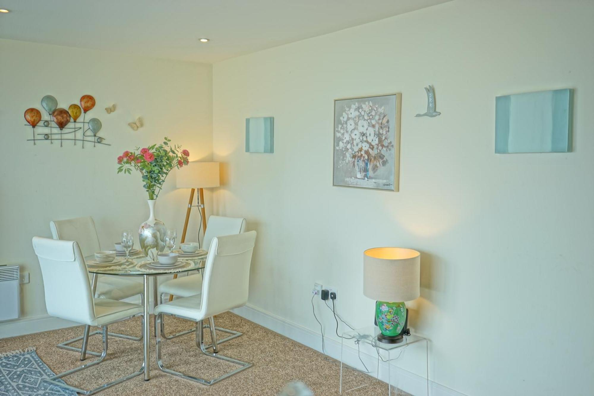 Soak Up The Light At A Soothing, Stylish Apartment In Swansea Marina Room photo
